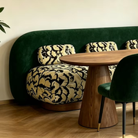 Canapé de restaurant moderne en velours rembourré, tables à manger ovales en bois, chaises de salle à manger en velours vert foncé, mobilier de café bistro