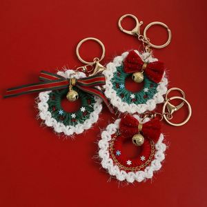 Llavero de corona navideña tejida a mano, adorno colgante festivo de lana ganchillo con lazo, decoración festiva para regalo. - Product Image 3
