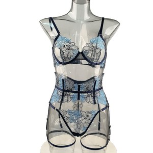 Nuovo Stile 2026 ODM Set Lingerie in Poliestere Terylene Ricamato con Fiori di Giglio Blu Navy, Completo Tre Pezzi con Reggicalze in Rete Trasparente - Product Image 5