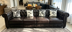 Sofá Chesterfield de Cuero Genuino con Respaldo Acolchado y Brazos Acolchados, 3 Plazas, Color Marrón Oscuro, Moderno y Lujoso, Personalizable para Sala de Estar - Product Image 5