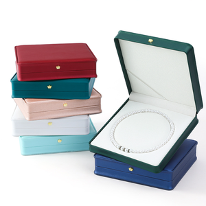 Boîte à collier de perles longues haut de gamme écologique, cadre en carton rigide enveloppé de cuir PU mat, doublure en satin blanc doux ajustée - Product Image 1