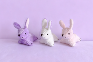 Mini peluche lapin adaptée aux bébés - Lapins en peluche doux à tenir en main, idéal pour le développement sensoriel et les câlins des bébés - Product Image 2