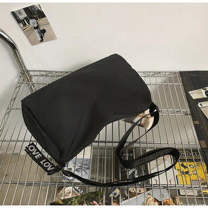 Sac de sport unisexe noir grande capacité avec poignée souple, sac de voyage bandoulière, couleur unie, design tendance 6025 Printemps 2025 - Product Image 2