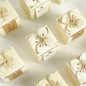 Boîtes à bonbons en papier beige personnalisées en gros avec logo, taille et couleur au choix, élégantes boîtes cadeaux pour <span class=keywords><strong>mariage</strong></span> avec étiquette fleur 3D - Product Image 3