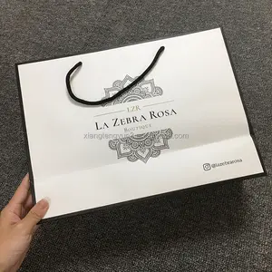 Sac cadeau de luxe personnalisé du fabricant, emballage papier noir personnalisé, sacs cadeaux de remerciement avec Logo imprimé
