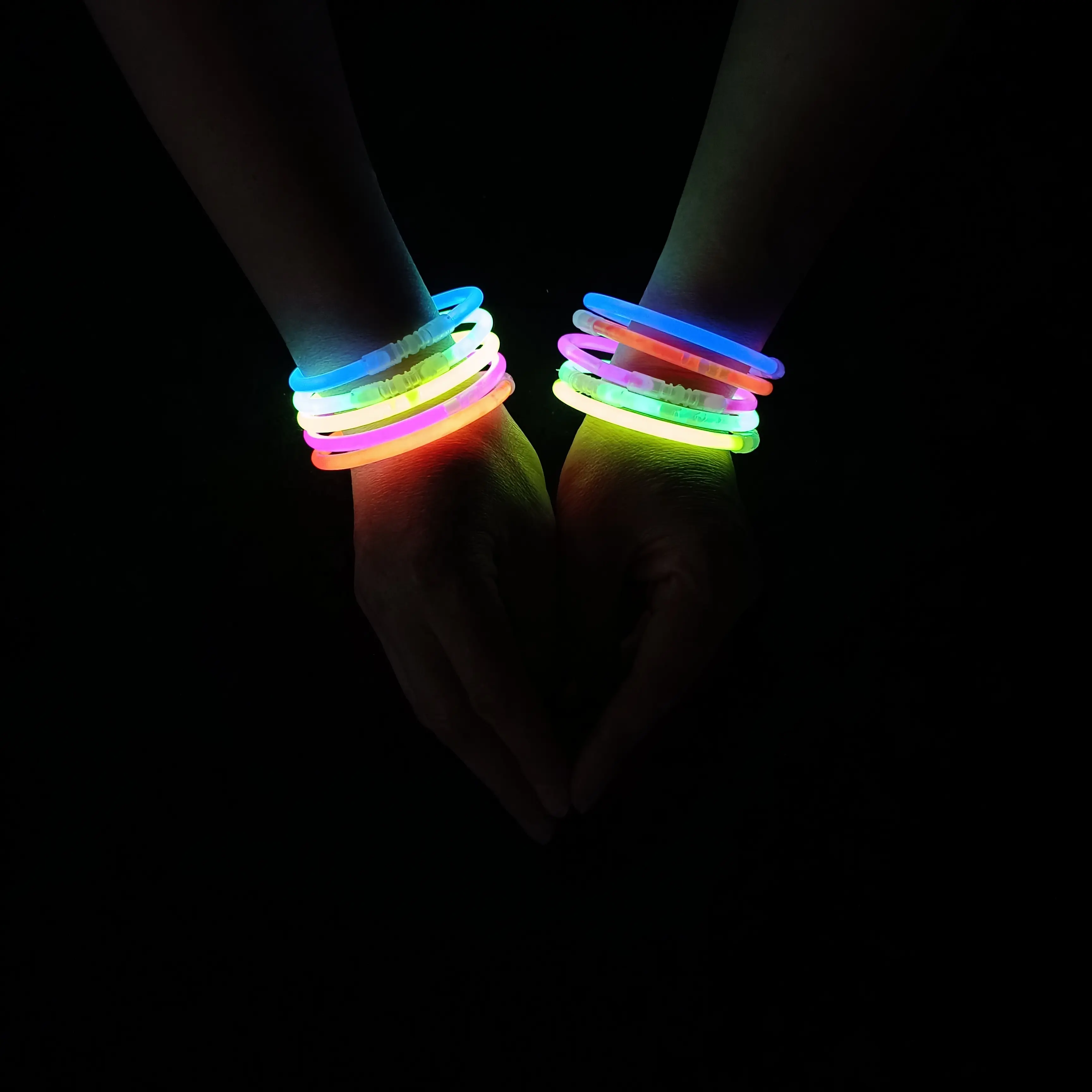 Sıcak satış çok renkli Glow Sticks konser 10 adet ışıklı bilezik parti süslemeleri
