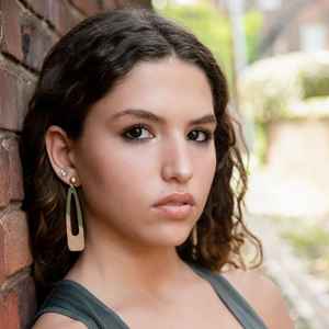 Boucles d'oreilles élégantes en résine et en bois, bijoux légers faits à la main, inspirés de la nature, pièces de caractère parfaites pour le quotidien ou les fêtes - Product Image 4