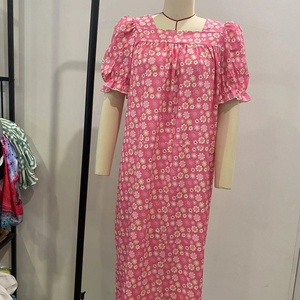 Nouveautés : Robe d'été polynésienne noire à imprimé floral tribal micronésien, style Mumu, col carré, longueur midi, personnalisable - Product Image 4