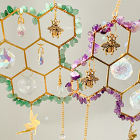 Wabenförmiger Bienen-Sonnenfänger Kristall-Windspiel - Handgefertigter Goldrahmen Rosa Perlenverzierter Fensterhänger Heim- und Gartendekoration Geschenk