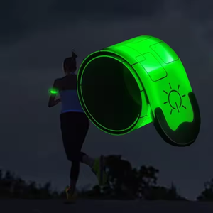 OEM Logo baskılı şarj edilebilir kişiselleştirilmiş Light up yapış bilezik gece yürüyüş emniyet uyarı yanıp sönen LED bileklik bandı - Product Image 1
