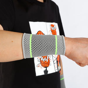 ที่รัดข้อมือแบบถัก AOFIT พร้อมผ้าระบายอากาศ สีเทา ขนาด S-M-L สำหรับแบดมินตัน บาสเกตบอล และการออกกำลังกายในยิม - Product Image 1