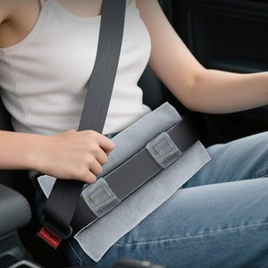 Almohada de hombro para cinturón de seguridad de coche, acolchado suave gris para mayor comodidad al conducir y uso postoperatorio - Product Image 4