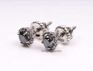 Boucles d'oreilles Halo |   Diamants de style bohème cultivés en laboratoire, taille brillant sel et poivre |   Paire de clous d'oreilles en or - Product Image 5