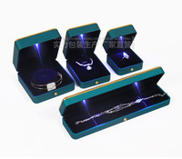 Boîte à bagues pour bijoux Boîte à bijoux design personnalisé style vintage Boîte à bijoux bleue en cuir PU avec LED pour bague Collier Bracelet Boucles d'oreilles Couleurs variées