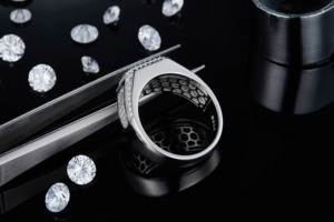 Anel Masculino de Moissanite com Aro Largo Cravejado, Anel Masculino de Moissanite em Prata 925 Tipo Sinete, Anel de Casamento de Moissanite Polido para Marido - Product Image 4