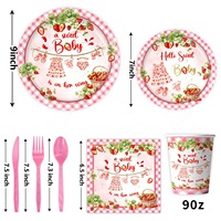 Lot de vaisselle jetable sur le thème de la fraise pour baptême : assiettes en carton, gobelets, nappe et bannière pour la décoration de fête de bébé fille