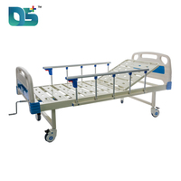 Lit d'hôpital manuel pliable avec panneau de tête en ABS, dossier réglable, barrière de protection en aluminium et 4 roulettes silencieuses pour personnes handicapées