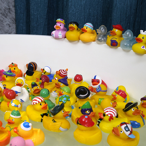 Juguetes De Baño De Plástico Personalizados Promocionales Patos De Goma Flotador Ponderado Race Surtido Negro Impreso Ducky Squeaky Baño Juguetes De Goma - Product Image 3