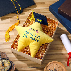 Vente en gros : Populaire porte-cartes en peluche en forme d'étoile avec visage souriant, capuchon noir et pompon, idéal pour les cadeaux de remise de diplôme et les cadeaux de fête - Product Image 3