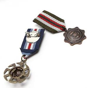 Nuova medaglia Harajuku da uomo e da donna europea americana spilla con nastro in lega di zinco piccolo distintivo blu scuro - Product Image 3