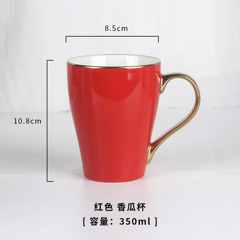 Mango chapado en oro rojo brillante.