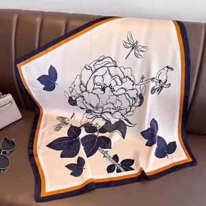 Pañuelo Cuadrado de Poliéster de 70 cm, Elegante y de Alta Gama, Estilo Coreano, Moderno, Combinable con Todo, Profesional, Estampado Retro de Verano para Mujer - Product Image 3