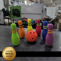 Ensemble de mini-bowling en mousse à 6 quilles, boule orange, quilles rayées colorées avec trous pour les doigts, jeu d'intérieur pour enfants, moulage par injection, usine OEM