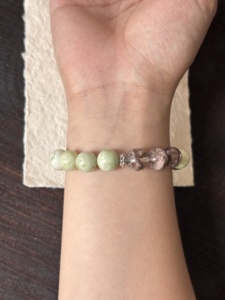 กำไลข้อมือแฟชั่นมินิมอลสำหรับผู้หญิง ดีไซน์ทันสมัย ประดับด้วยหินซิ่วหยูธรรมชาติ ขัดเงาสีเขียวฟลูออไรต์ ลูกปัดคริสตัล - Product Image 5
