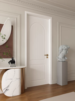 Porte en bois à charnières de style médiéval, peinte en blanc, avec lignes décoratives, rainures de style mid-century et arc circulaire