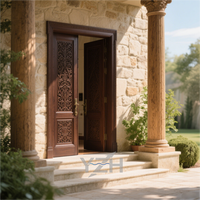Villa de luxe de style italien avec une porte principale en teck cintré à double battant, design de porte principale, portes d'entrée pour la maison