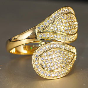 Anello scintillante stile principessa per donna, elegante gioiello da dito alla moda - Product Image 1