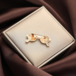 Mini broche lunettes de soleil en alliage plaqué noir, accessoire de mode unisexe, collection Printemps 2024 - Product Image 3