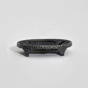 Tazón de Metal Hecho a Mano, Ecológico y Duradero, Diseño Wabi-Sabi, Martillado en Negro con Detalles en Dorado, para Vajilla y Uso Doméstico - Product Image 1