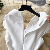 Robe fourreau midi élégante blanche à col en V et manches courtes pour femme, ornée de strass, idéale pour les occasions professionnelles formelles
