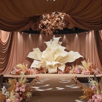 Installation artistique de fleurs géantes en papier de luxe pour la décoration d'événements de mariage, la présentation de décors de scène et le merchandising visuel des centres commerciaux