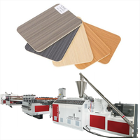 Machine d'extrusion à double vis pour panneaux en mousse PVC avec dispositif de gaufrage en ligne pour ligne de production de panneaux muraux et de plafonds