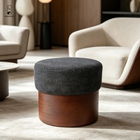 Pouf rond en chenille - Pouf en tissu texturé avec base en bois massif - Repose-pieds cylindrique finition bois foncé pour salon moderne