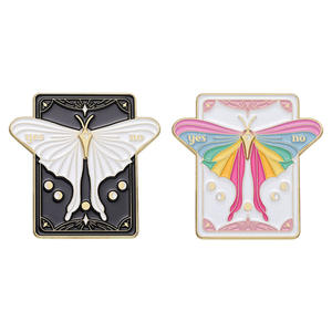 Kustom lucu pasangan lencana kreatif kupu-kupu & kartu <span class=keywords><strong>Tarot</strong></span> bentuk indah Niche hewan serangga Enamel pin untuk topi - Product Image 3