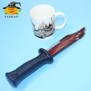 Couteau en plastique Bloody Blade, accessoire d'Halloween, effet sang réaliste, utilisation en intérieur - Product Image 4
