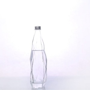 Wholesale500mlnew Creative Bouteilles en verre vides transparentes avec bouchons à vis en métal pour whisky, <span class=keywords><strong>vodka</strong></span>, vin de fruits et eau minérale. - Product Image 1