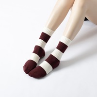 Chaussettes de yoga personnalisées avec logo, motif brodé, respirantes, en coton, antidérapantes, pour femmes, chaussettes de Pilates