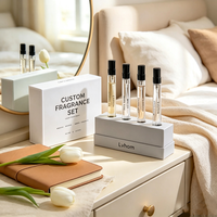 Boîte cadeau personnalisée en papier blanc pour kit découverte de parfums, plateau intérieur en papier avec pelliculage mat, logo noir estampé à chaud