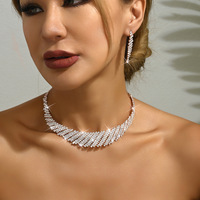 Ensemble collier et boucles d'oreilles à chaîne à griffes en strass exagérés - Accessoires de vente en gros européens et américains pour femmes