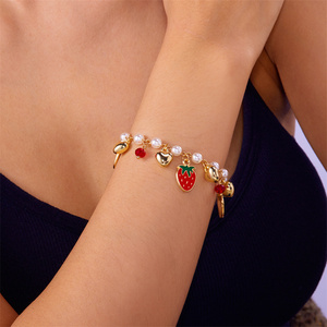 Braccialetto con ciondoli a forma di fragola e ciliegia rosse, dolce e carino, per donna, fatto a mano, con perle finte, braccialetto a tema frutta, gioielli Y2K, regali per feste - Product Image 2