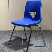 Chaise pliante grise en plastique pour l'étude et la formation scolaire avec tablette