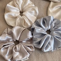 En gros, Magnifiques Scrunchies Jumbo pour femmes en satin brillant, couleur unie, en tissu épais au toucher agréable