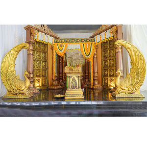Estatua de Pavo Real de Fibra Dorada para Entrada de Bienvenida de Boda, Decoración Temática de Pavo Real para Bodas Indias, California - Product Image 1