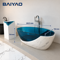 Baignoire autoportante en résine transparente au design sculptural, bleu clair, aspect marbre, pour hôtel et villa
