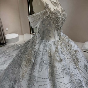 Robe de mariée moderne DW0196 Princesse à col rond, ornée de paillettes, avec traîne chapelle, fleurs en dentelle et cristaux pour femme - Product Image 4