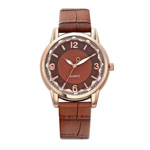 Montre pour femme en alliage de quartz avec logo personnalisé, cadran bicolore, verre, aiguille, bracelet en cuir, montre de personnalité, mode de luxe, vente en gros - Product Image 4